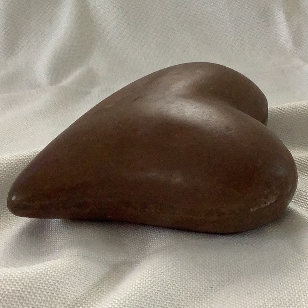 Brown heart decoration or paperweight - Picture 6 of 6